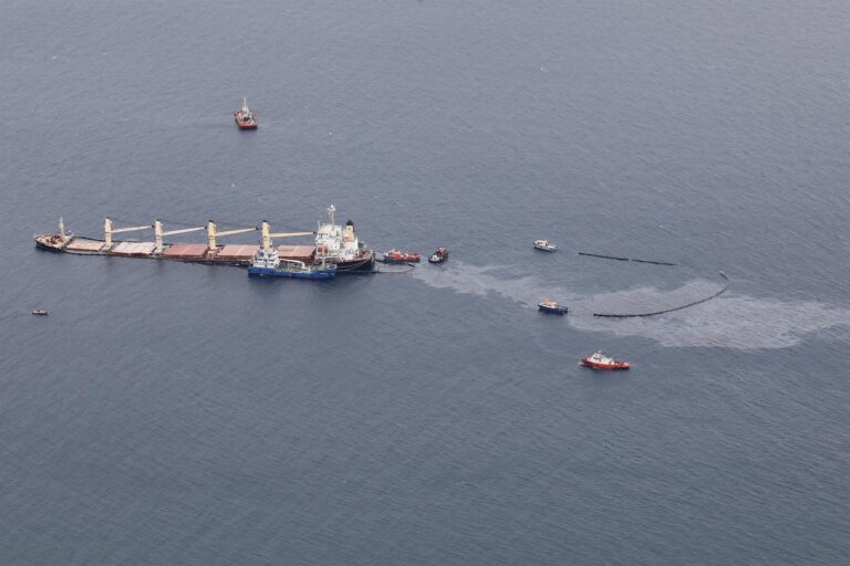 Extraen la carga de diésel del buque accidentado en la Bahía de Algeciras