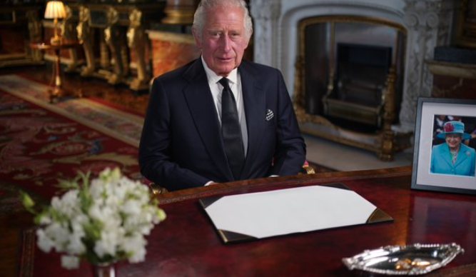 Carlos III renueva el compromiso de servicio con los británicos que hizo Isabel II