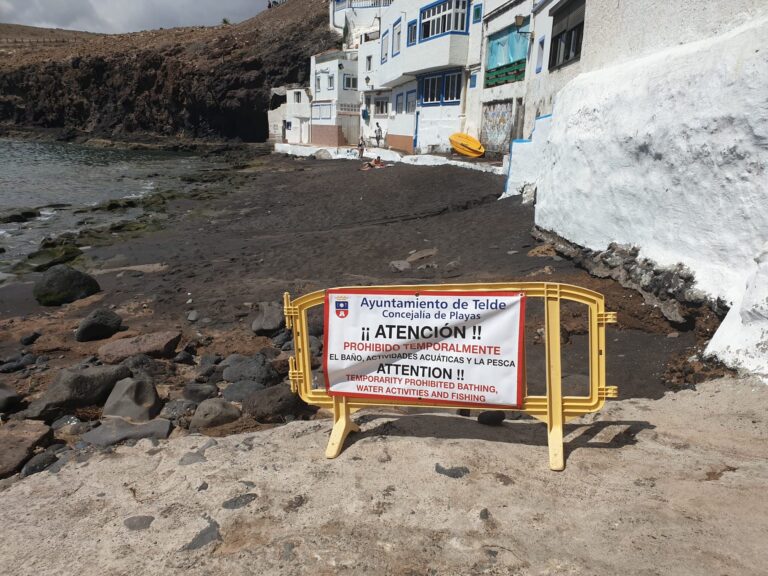 Reabre al baño la playa de Salinetas y continúan cerradas las otras tres calas 