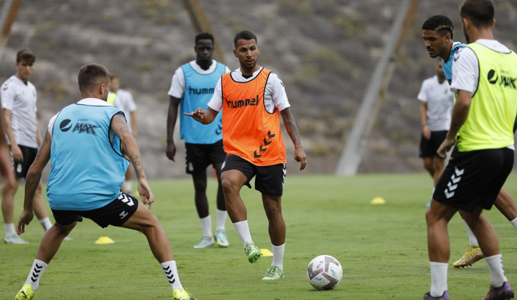 Duelo de aspirantes en el Estadio de Gran Canaria