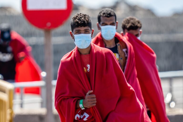 Rescatan a 96 personas de dos pateras en Lanzarote y una neumática en Gran Canaria