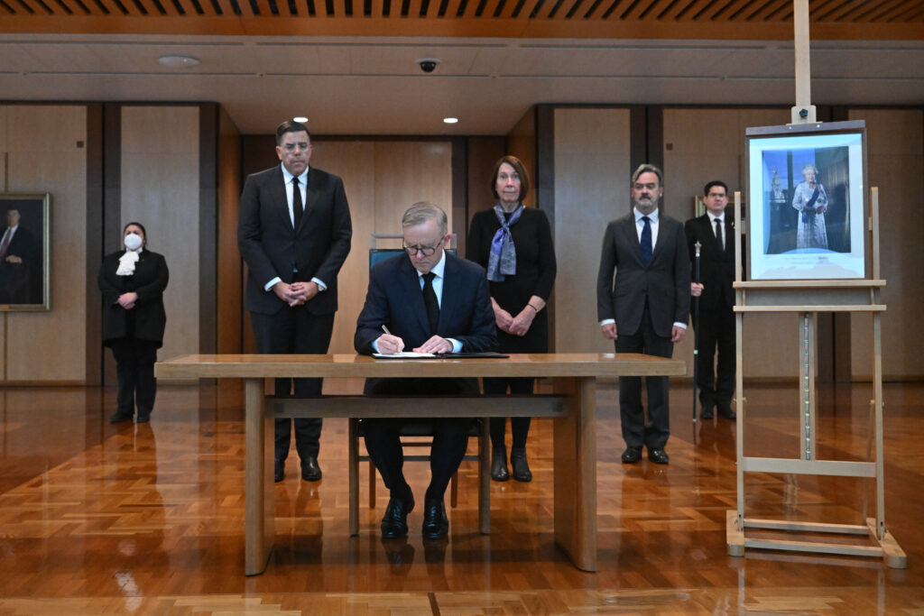 El primer ministro de Australia, Anthony Albanese, y la presidenta del Senado, Sue Lines, firman el libro de condolencias por Isabel II en el Parlamento, Canberra
