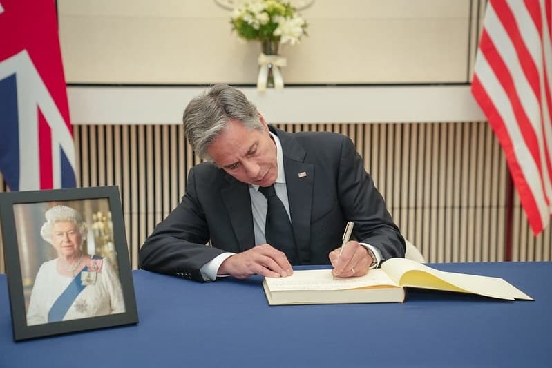 Blinken agradece el "liderazgo firme" de Isabel II en la firma del libro de condolencias