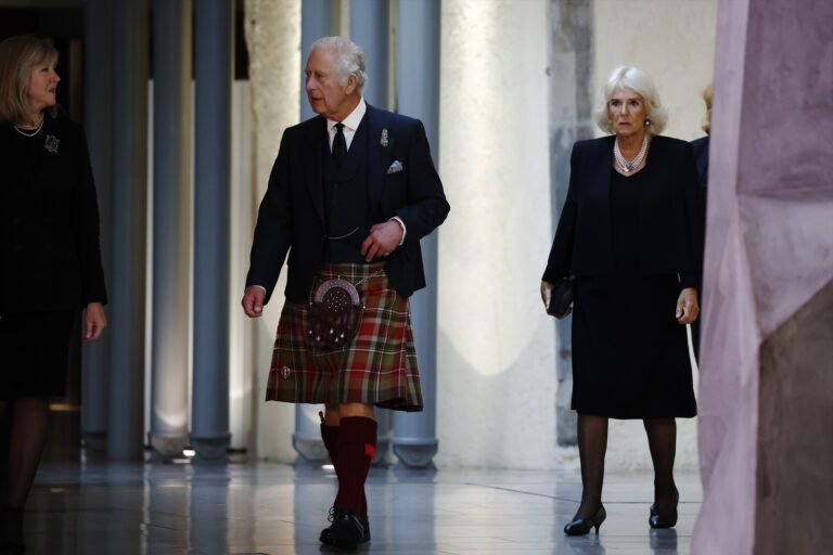 Camila rinde homenaje a Isabel II, «la única mujer» en un mundo de hombres