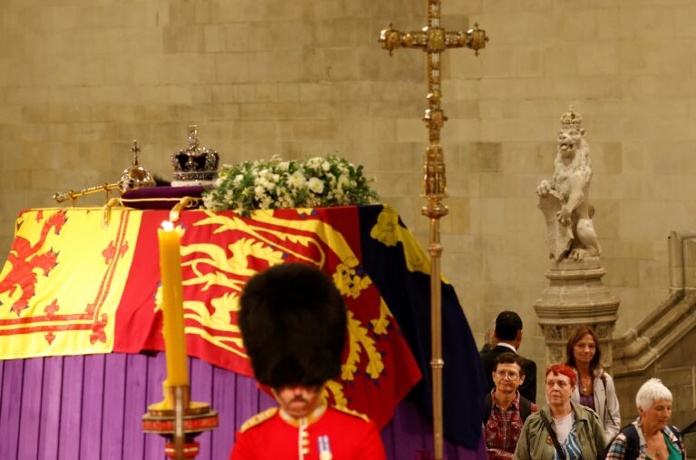 Once horas de espera en la cola para acudir a la capilla ardiente de Isabel II