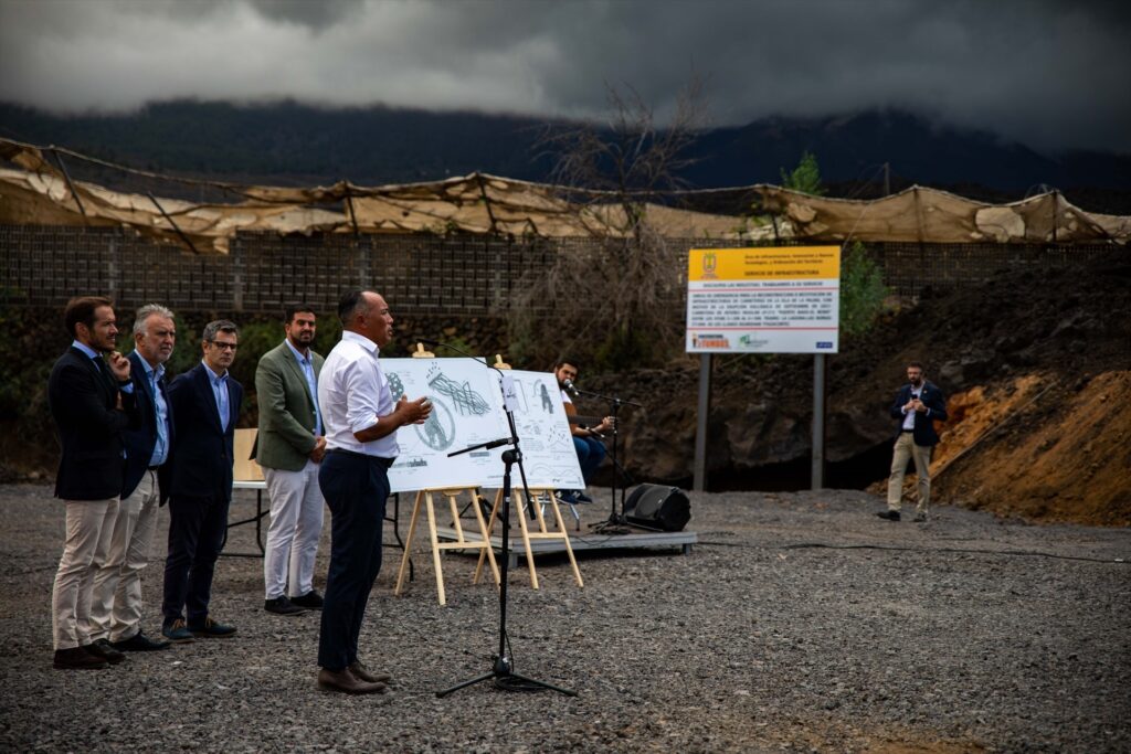 Una escultura en la nueva vía que cruza las coladas del volcán
