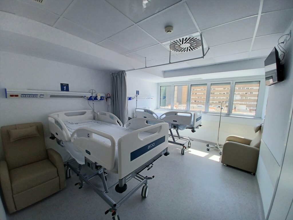 Canarias, única comunidad que no cerrará camas de hospital este verano 