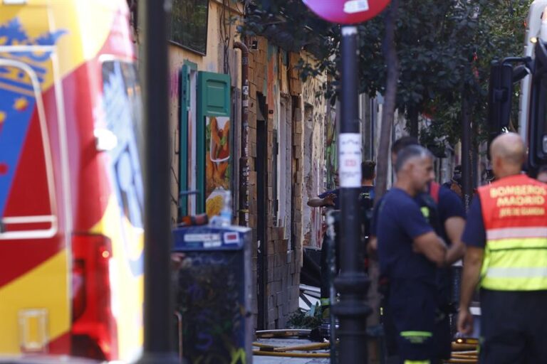 Una mujer grave y vecinos desalojados tras una explosión de gas en Madrid
