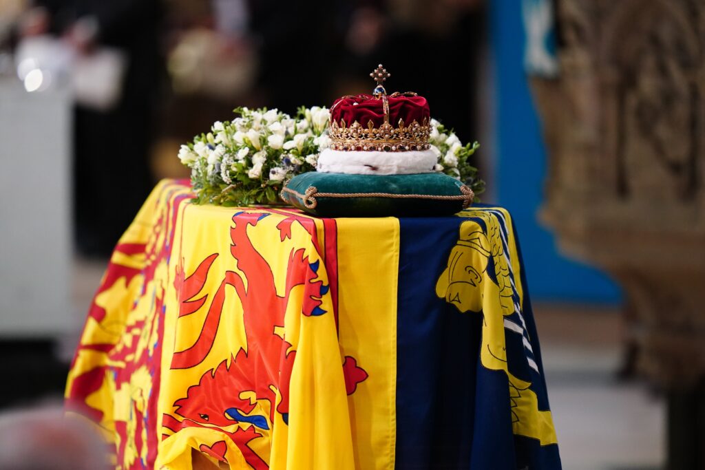El ataúd de Su Majestad la Reina descansa en la Catedral de St Giles, Edimburgo.