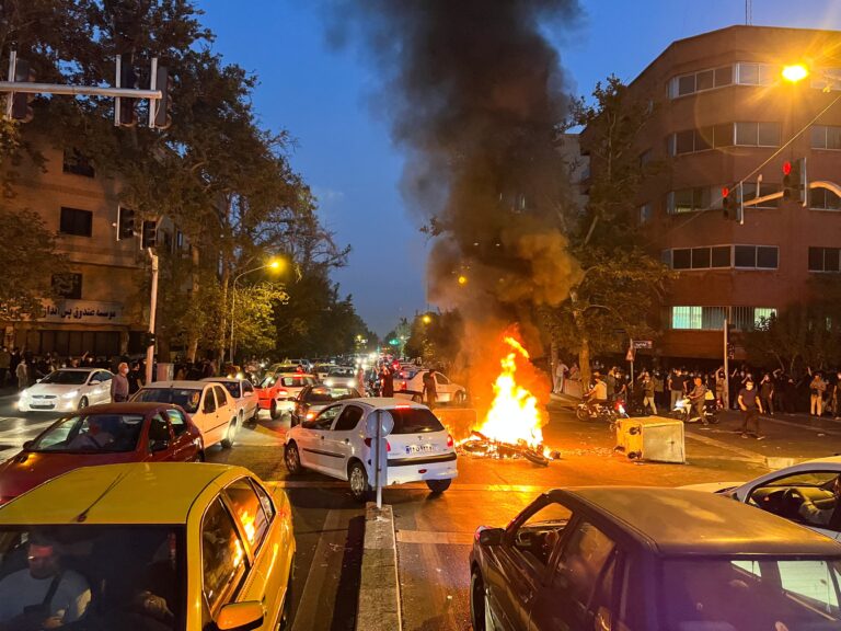 Se recrudecen las protestas en Irán por la muerte de la joven detenida por llevar mal el velo