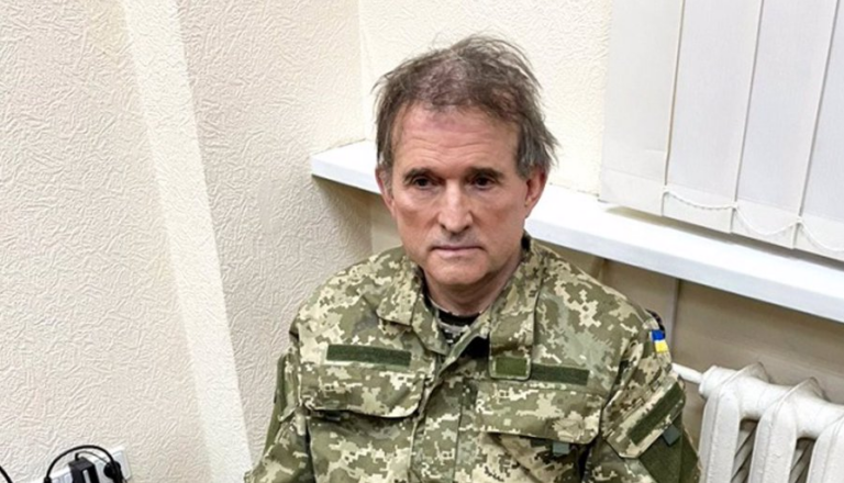 Kiev intercambia 215 prisioneros ucranianos por el oligarca prorruso Viktor Medvedchuk