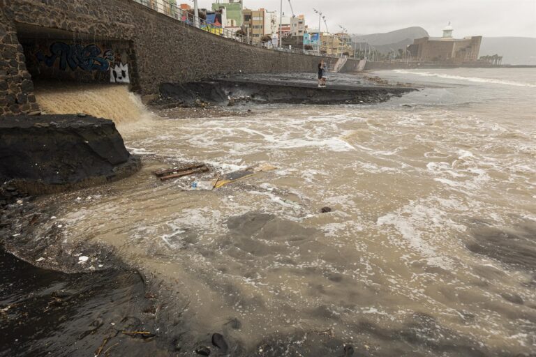 Averías eléctricas, en vías, alcantarillas y viviendas en las capitales canarias