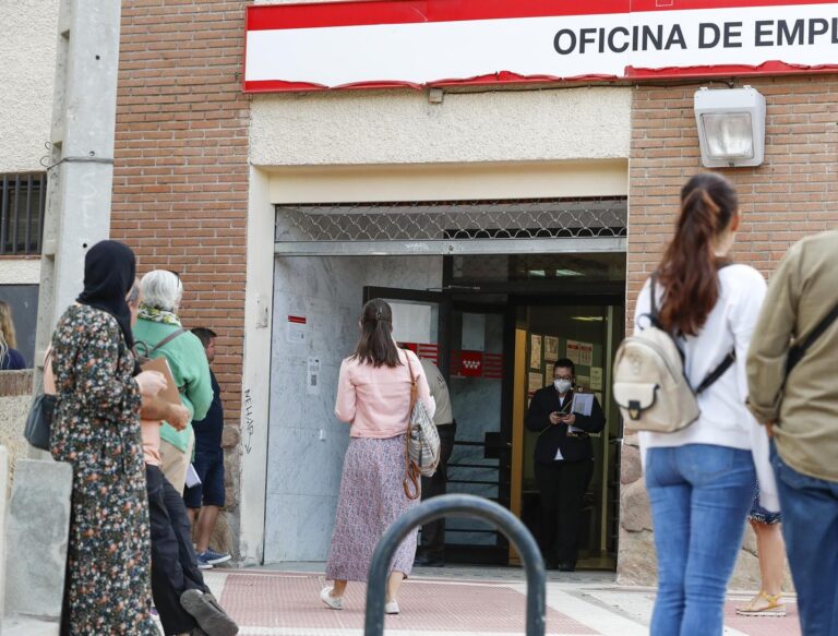 Personas con estudios secundarios ocupan el 58% de nuevos contratos en Canarias