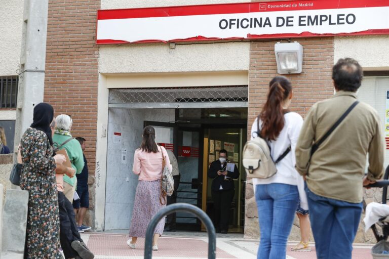 Canarias, la comunidad donde más bajó el paro en agosto