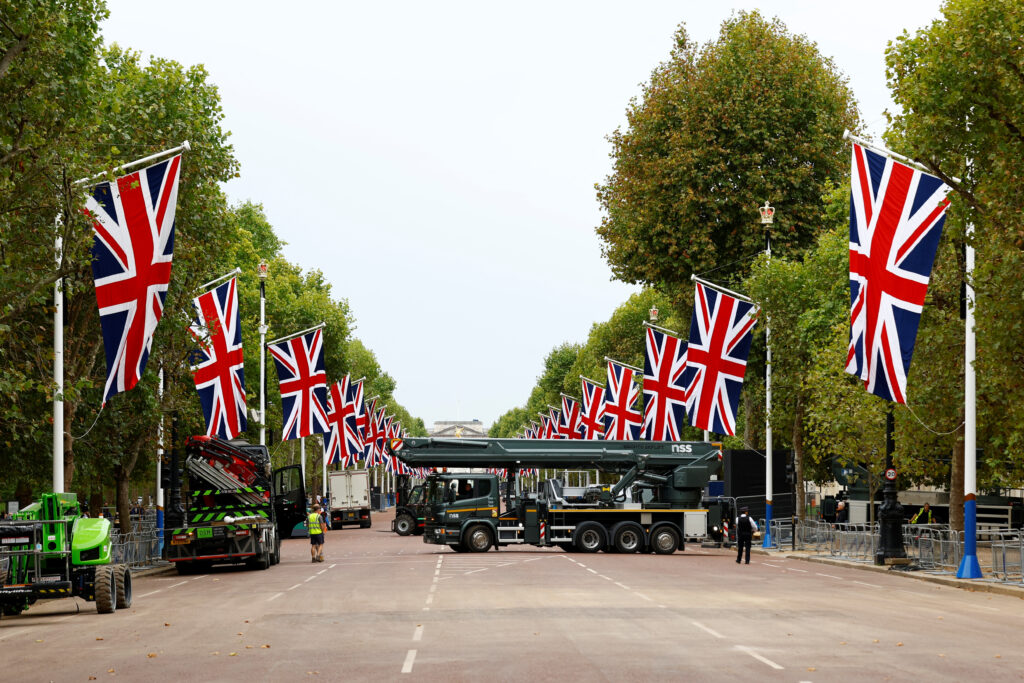 Banderas del Reino Unido preparativos funeral de Isabel II