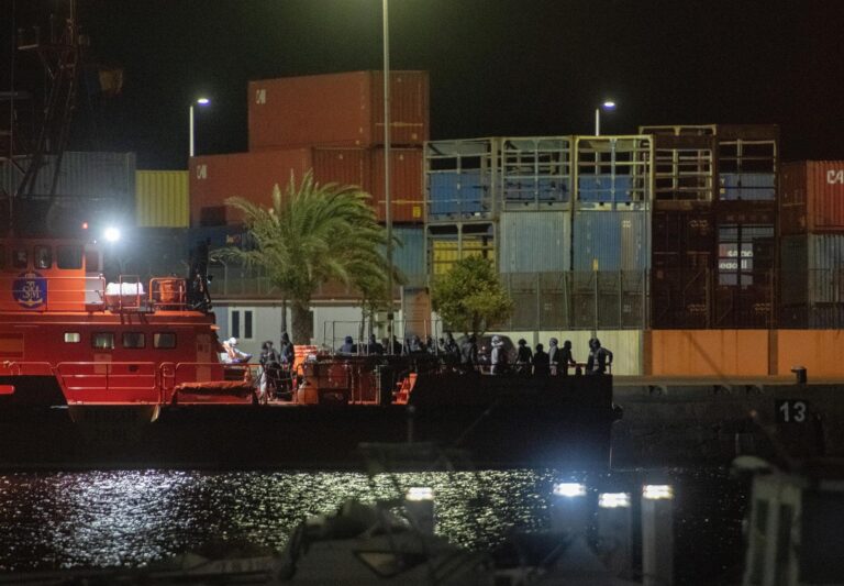 Rescatan 161 migrantes, entre ellos un fallecido, en aguas próximas a Canarias