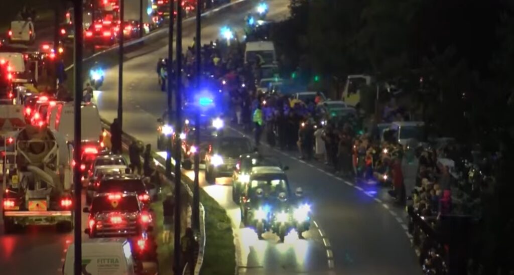 Los restos de Isabel II llegan a Londres y se dirigen al Palacio de Buckingham