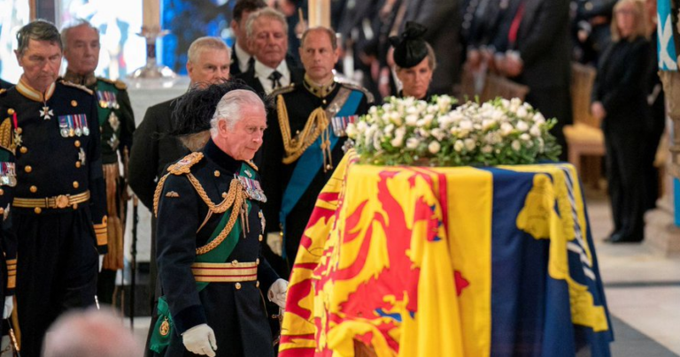 Miles de personas hacen cola de noche para despedirse de Isabel II en la catedral Edimburgo
