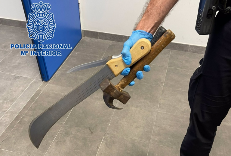 Dos detenidos en una riña que portaban machetes, cuchillos y martillos