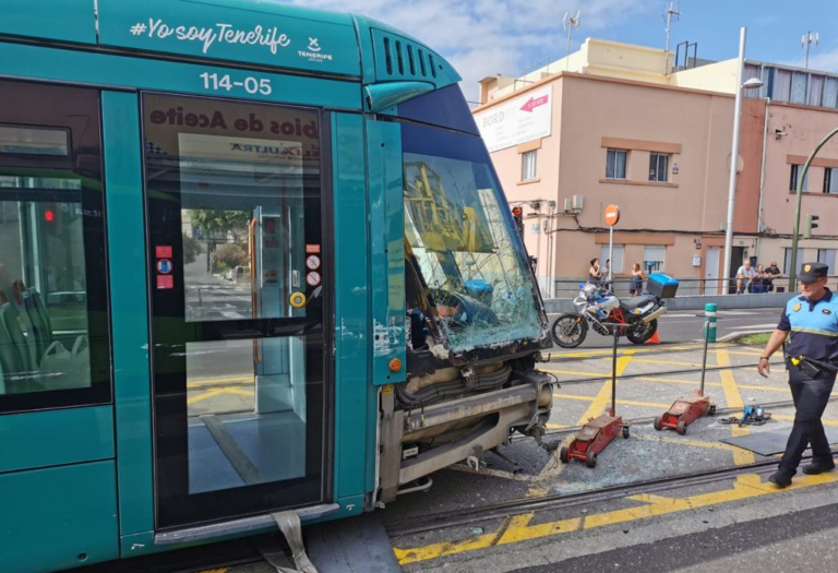 Dos heridos en una colisión entre el tranvía en Tenerife y una camioneta