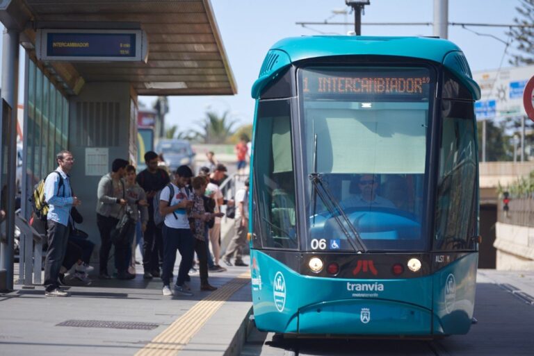 Récord de viajeros en guaguas y tranvía en Canarias: 7,6 millones en marzo