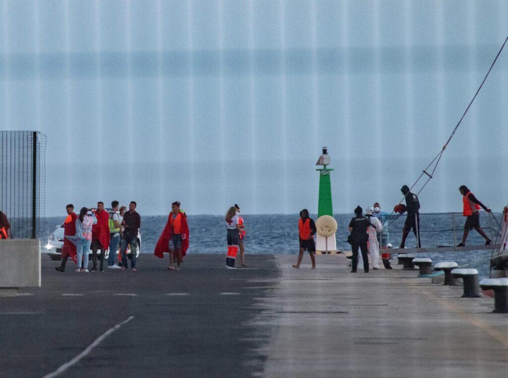 Trasladan a Fuerteventura a 40 migrantes rescatados de una neumática