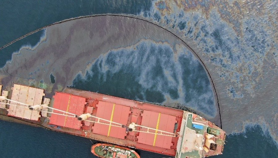 El vertido de fuel del buque varado supera la primera barrera