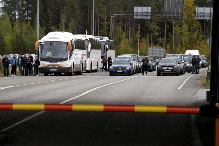 Colas kilómetricas de rusos para cruzar a Georgia tras la movilización decretada por Putin