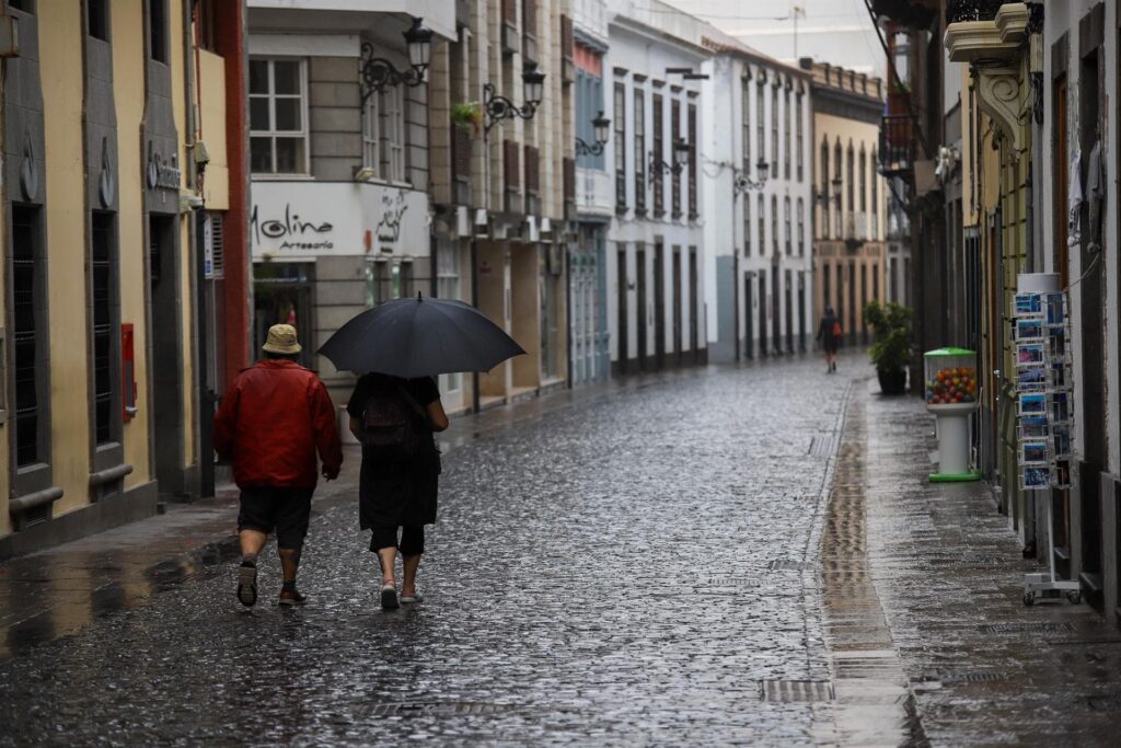 Aemet emite avisos rojos por lluvias para este domingo