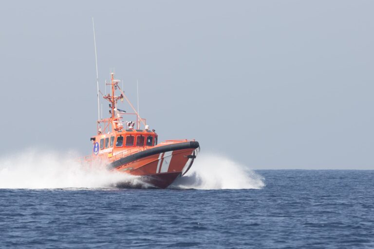 Tres neumáticas con 147 personas están rumbo a Canarias en plena tormenta