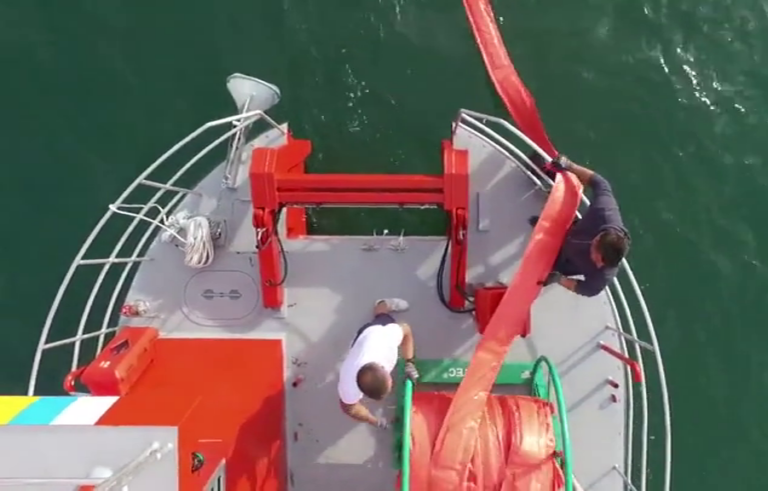 Una empresa canaria se encarga de solventar el problema del vertido del buque en Gibraltar