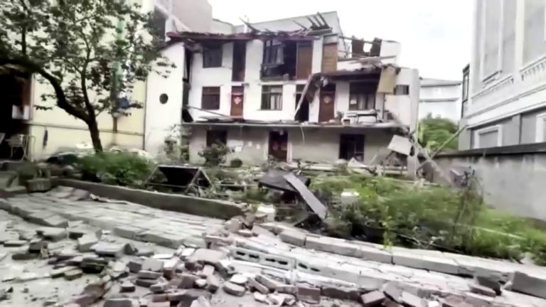 Un seísmo de 6,8 grados deja 65 muertos en el suroeste de China