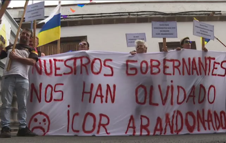 Los vecinos del Caserío de Icor (Tenerife) se manifiestan contra el abandono
