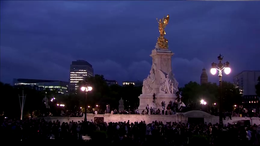 Miles de personas se concentran frente al Palacio de Buckingham