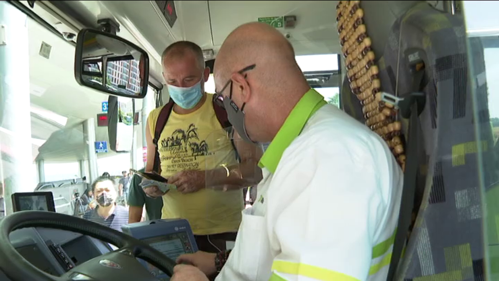 Darias dice que "no muy tarde" se decidirá eliminar el uso de mascarillas en los transportes públicos