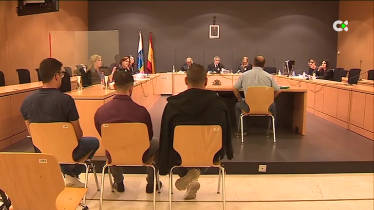 La Fiscalía pide diez años de cárcel para dos de los acusados de mantener relaciones sexuales con una menor