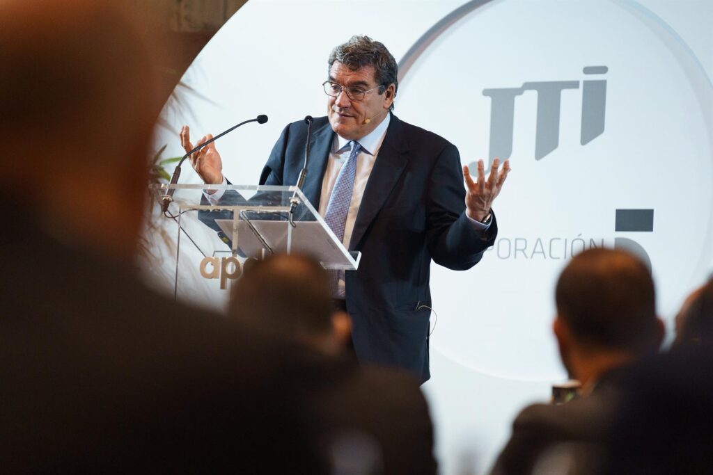 Escrivá: "Las bajadas de impuestos debilitan la posición fiscal del país"