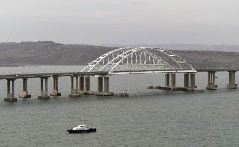 Una gran explosión de varios tanques de combustible sacude el puente de Kerch que enlaza Rusia con Crimea