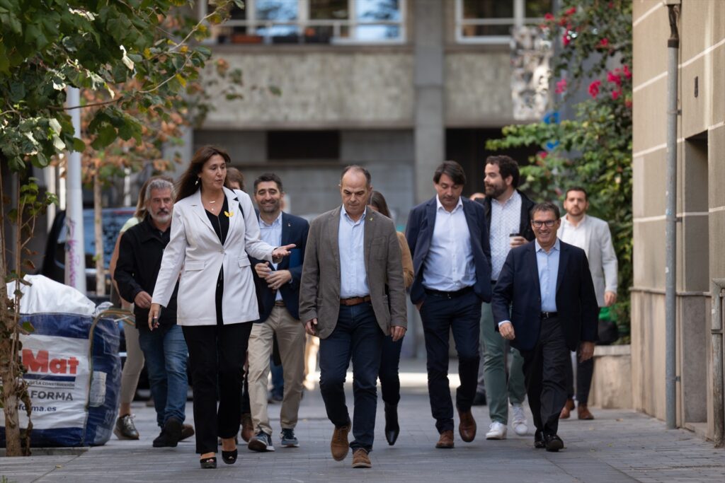 Los miembros de JxCat lanzan un manifiesto a favor de dejar el Govern