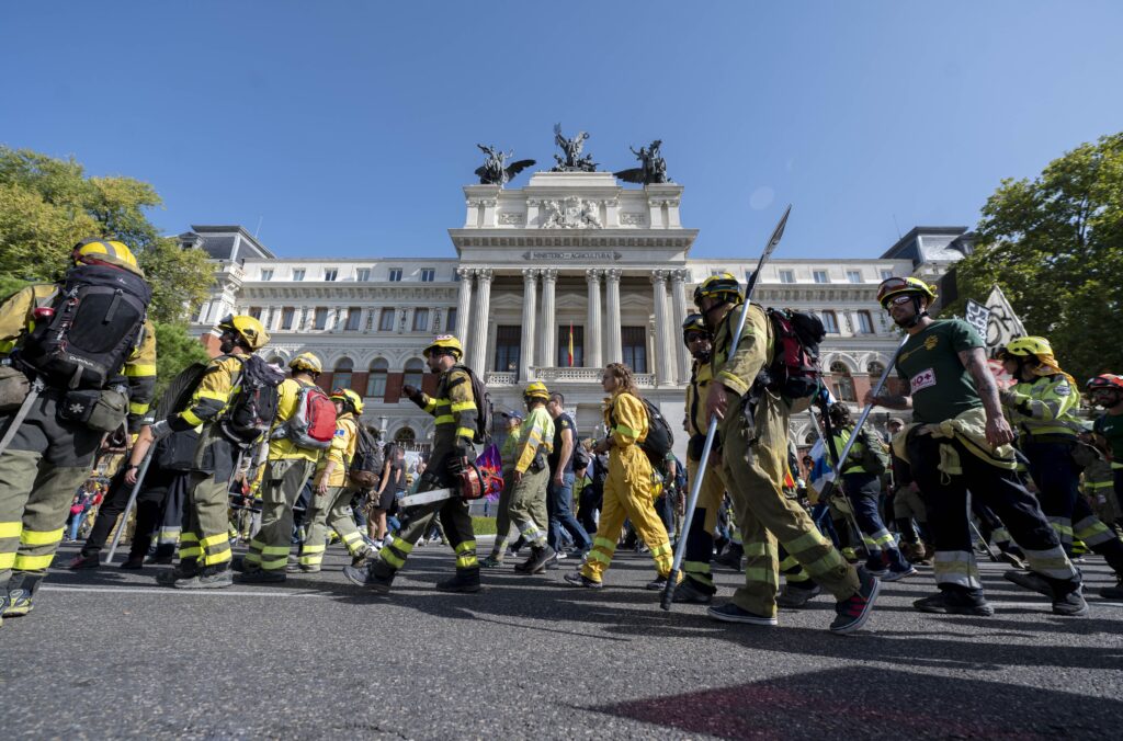 Bomberos forestales de toda España se manifiestan en Madrid para defender sus derechos y exigir una mejor gestión
