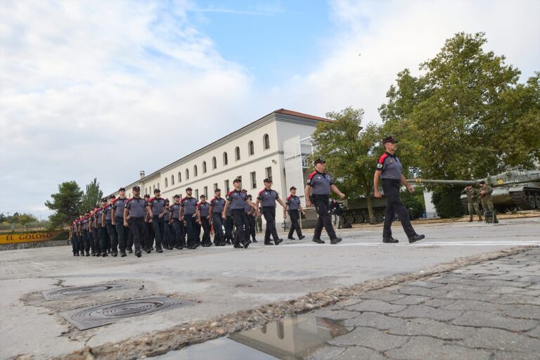 La Policía Canaria y representantes del PEVOLCA desfilan en Madrid por el Día de la Fiesta Nacional