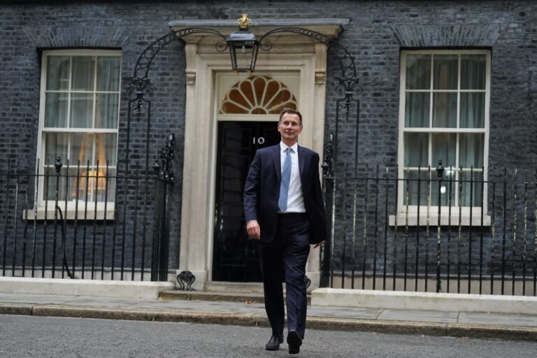 El nuevo ministro de Finanzas británico reconoce «errores» en la gestión económica de Truss