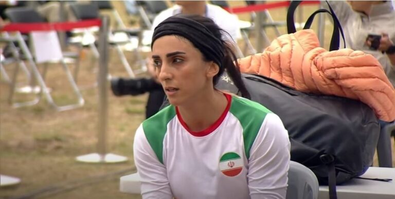 Irán dice que la escaladora que compitió sin velo en Seúl viaja hacia Teherán