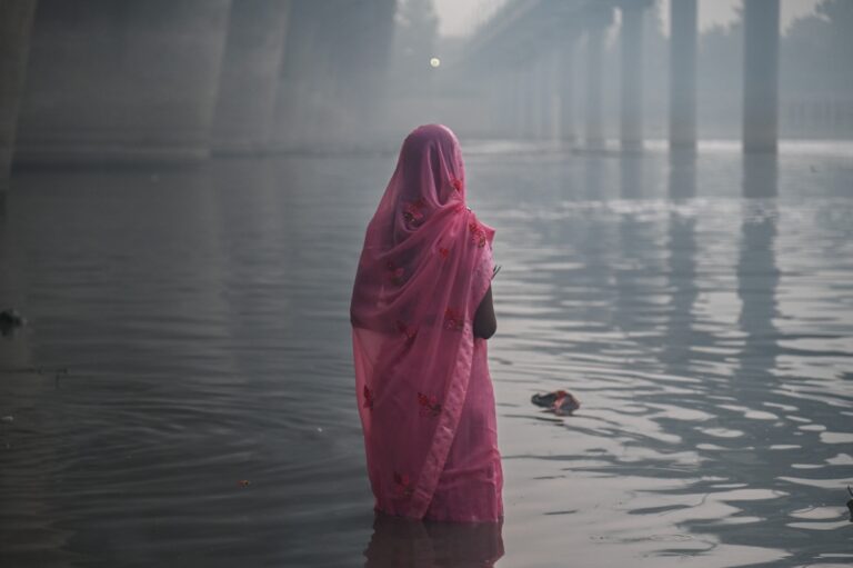 Ascienden a 141 los muertos por el derrumbe de un puente colgante en India