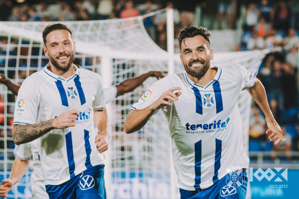 2-0. Tenerife se congratula con la afición al derrotar a un cándido Granada