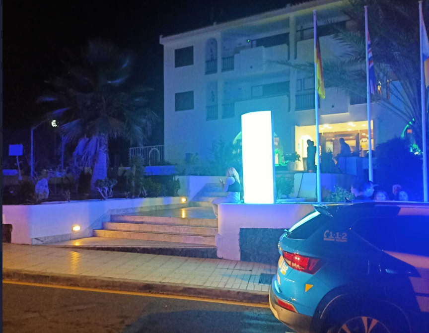 Un incendio en complejo turístico de Adeje obliga a evacuar 18 apartamentos