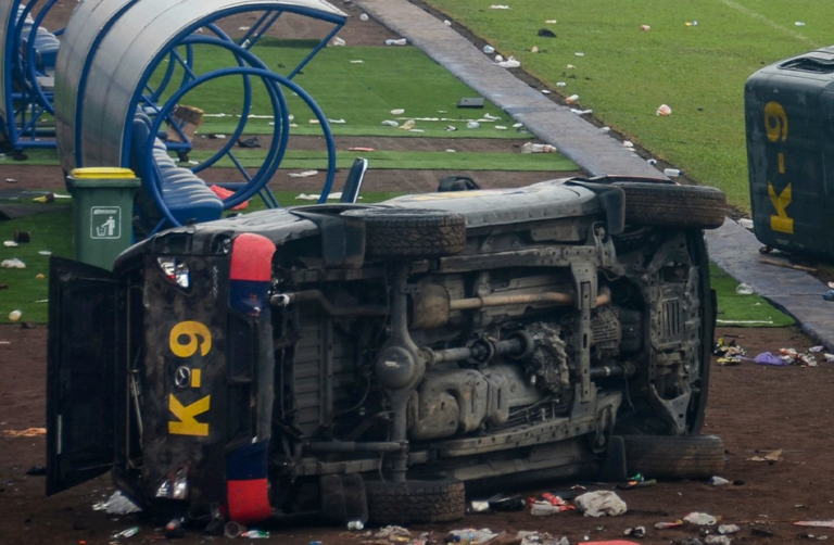 Indonesia cifra los muertos en la tragedia del estadio de Malaing en 131