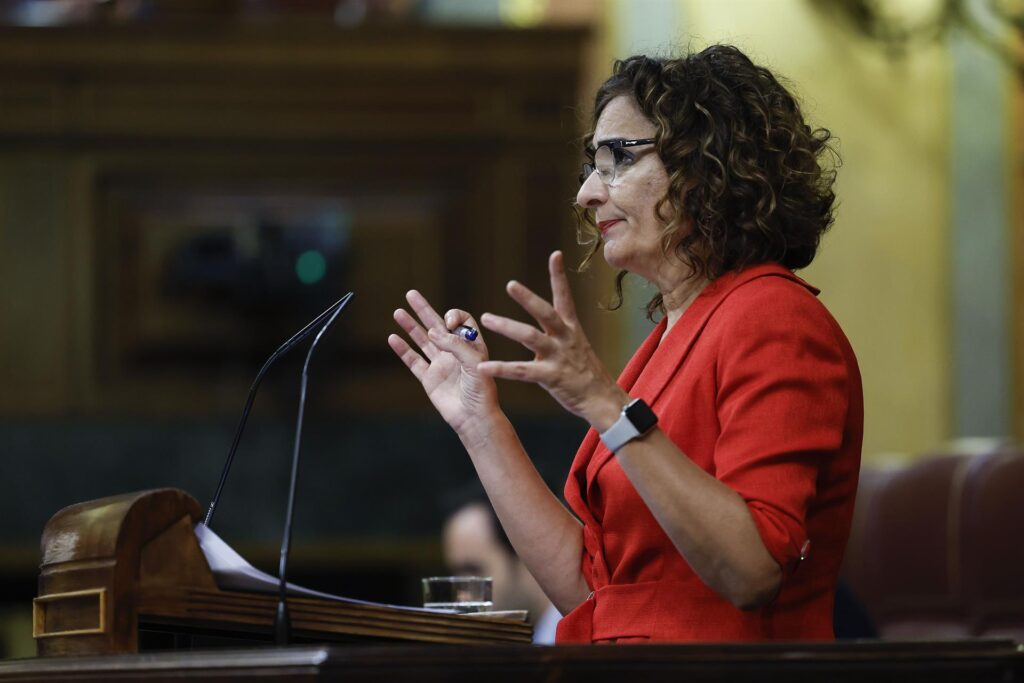 Montero tiende la mano a "todo el mundo" para negociar los Presupuestos