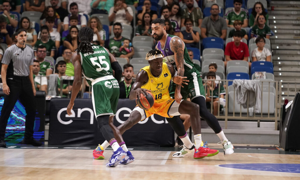 70-63. El Unicaja saca las garras y remonta con un gran tercer cuarto