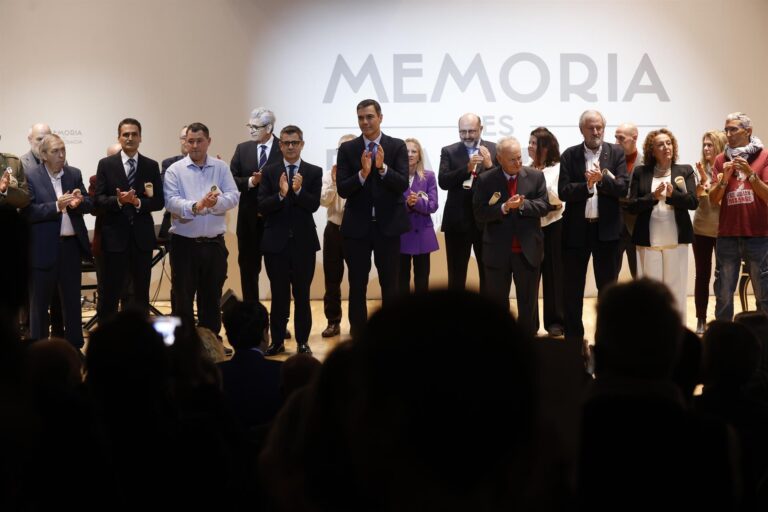Sánchez alerta en un sentido homenaje de que la democracia no es irreversible